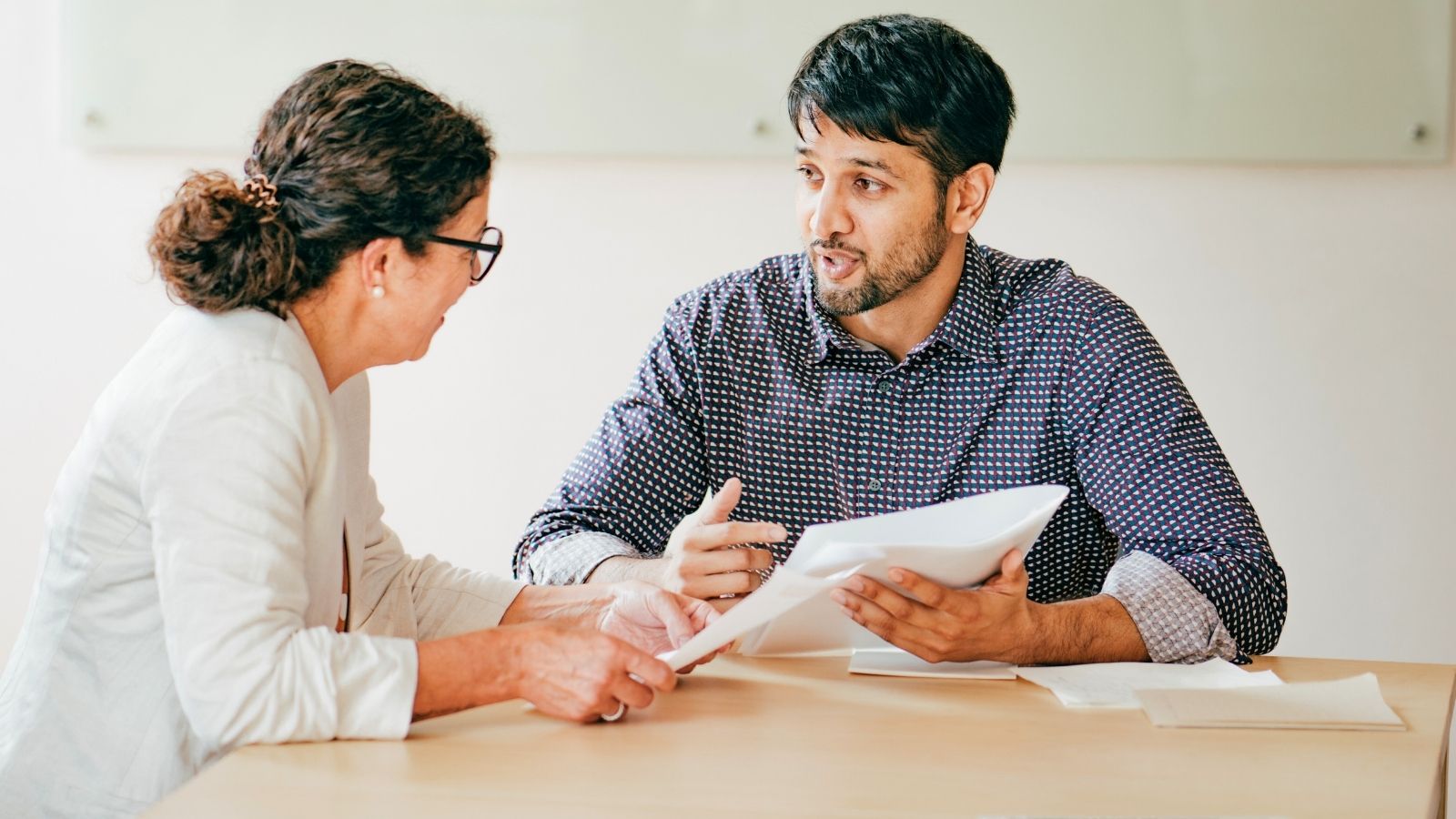 Werkgever en werknemer bespreken intentieverklaring