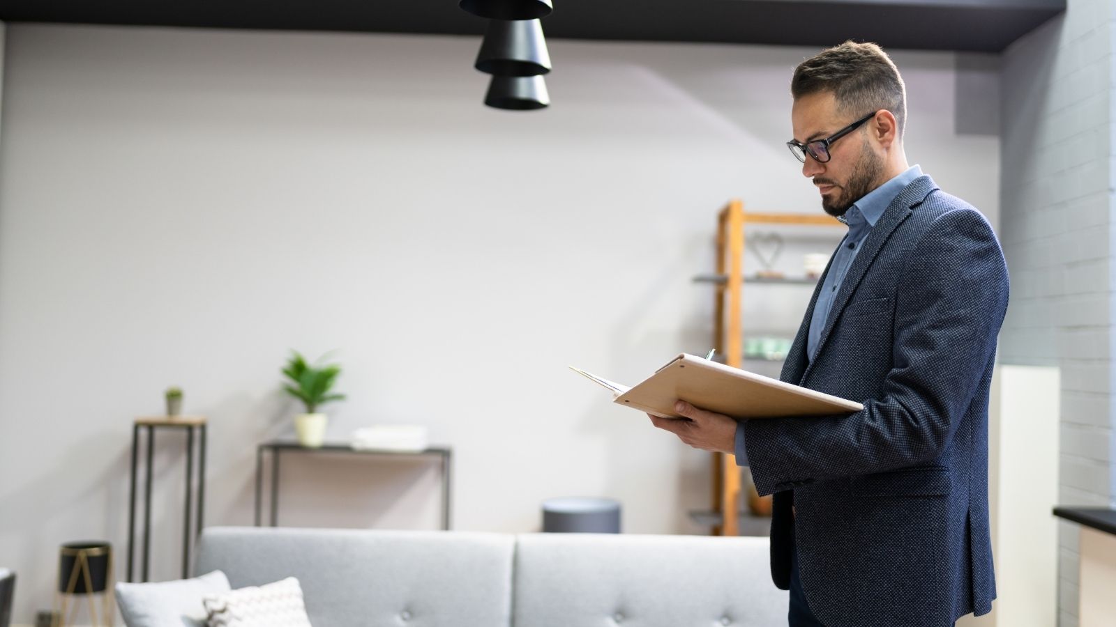 Taxateur voert waardebepaling huis ouders uit.