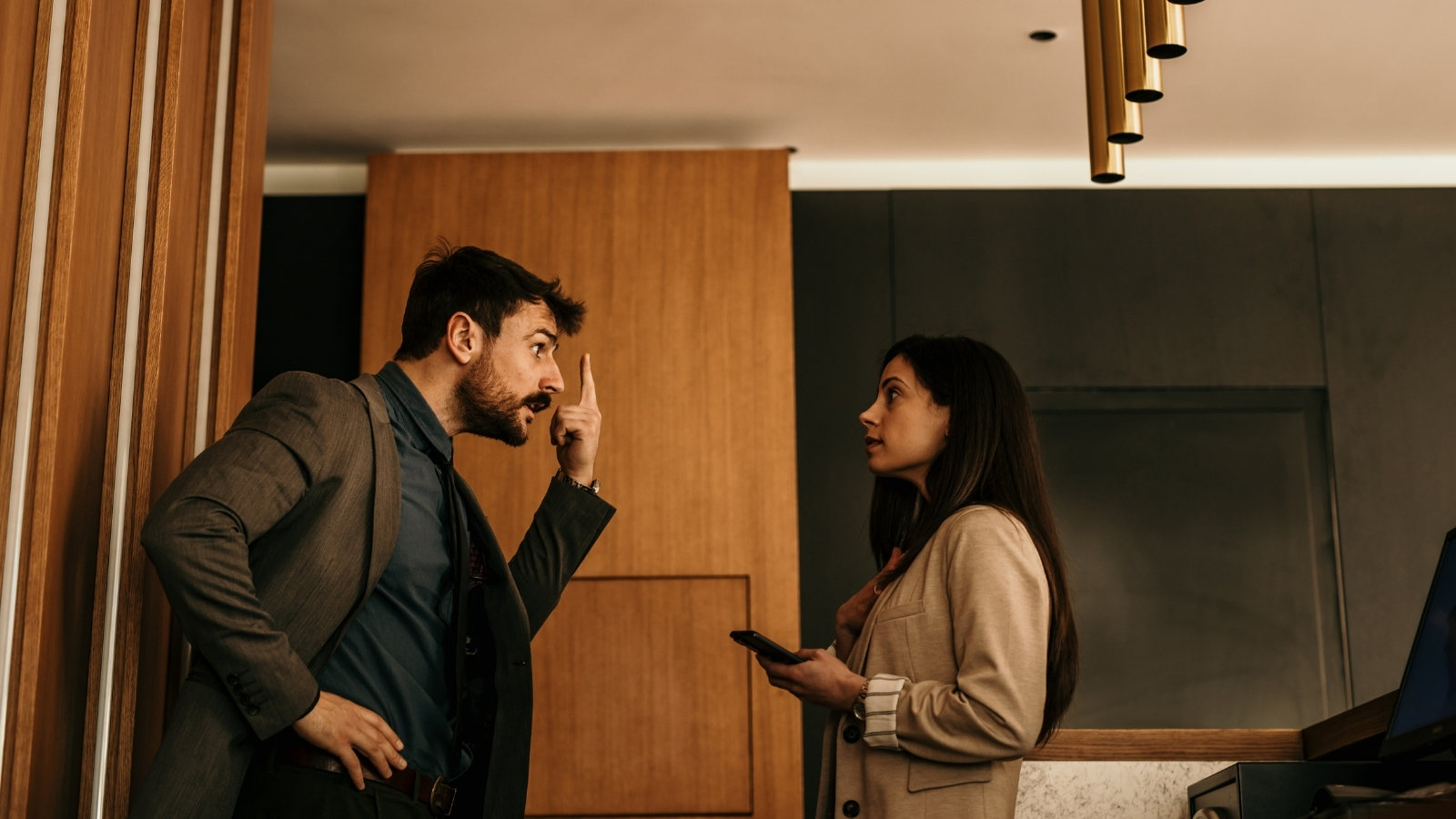 Man en vrouw hebben verhitte ruzie over verdeling.